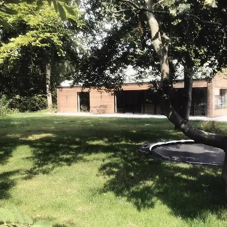 Nybygget Traehus Ved Vand Og Skov Egå