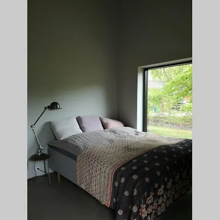 Nybygget Traehus Ved Vand Og Skov Egå